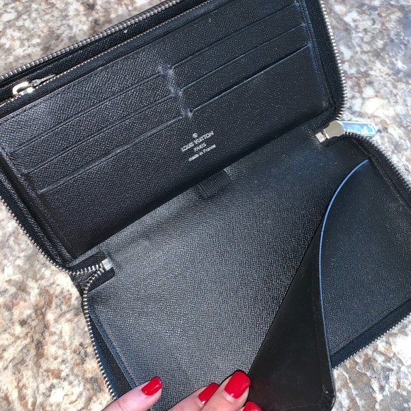 SOLD Authentic Louis Vuitton Zippy Organizer - Picture 2 of 8